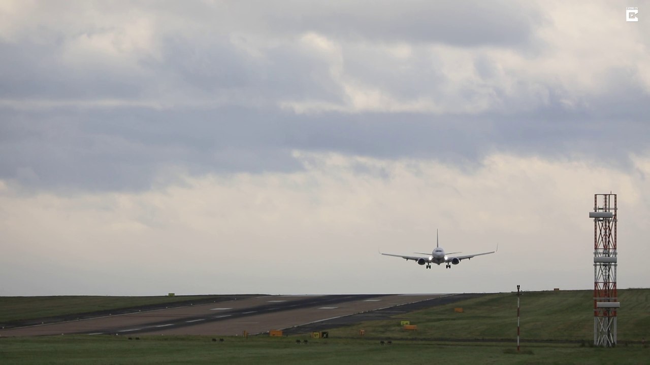 Atterrissages d'avions par grand vent de coté... Bravo aux pilotes