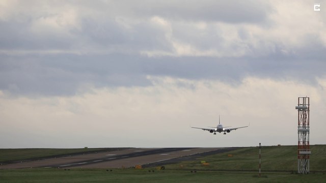 Atterrissages d'avions par grand vent de coté... Bravo aux pilotes