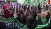 Aborto legal es aprobado por diputados argentinos y va al Senado