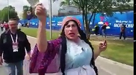 La Tenchis vende boletos de futbol en Rusia al mejor estilo Salvadoreño