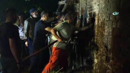 İftar saatinde yıldırım düşmesi sonucu ahşap evde yangın çıktı