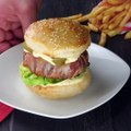 Das Besondere an diesem Burger erfährst du erst, wenn du hineinbeißt!  Auf Pinterest merken:  Hier gibt's das ganze Rezept: