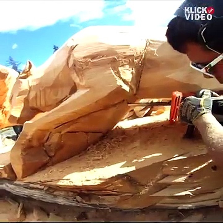 Dieser Mann verwandelt einen alten Baumstamm in ein spektakuläres Kunstwerk :-) Hier das Originalvideo: