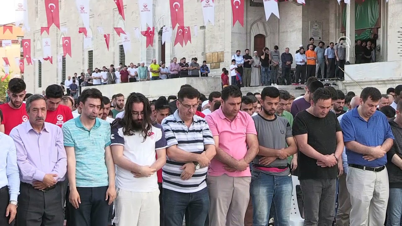 Bakan Kurtulmuş, bayram namazını Fatih Cami'nde kıldı - İSTANBUL
