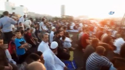 - Gazzeliler bayram namazını sınırda kıldı