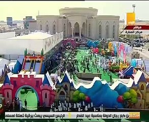 الرئيس السيسي يقدم الهدايا لأبناء الشهداء ويرسم علم مصر على وجه طفل