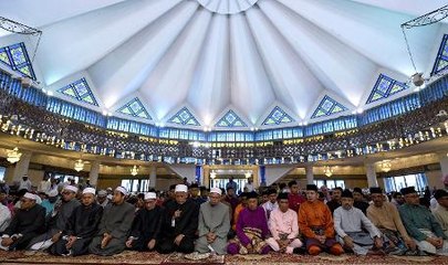 PM performs Raya special morning prayers at National Mosque