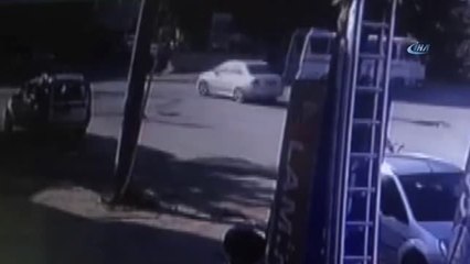 Yolun Karşısına Geçmeye Çalışan Kadına Otomobil Böyle Çarptı