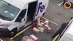 Des livreurs FedEx jettent des colis fragiles