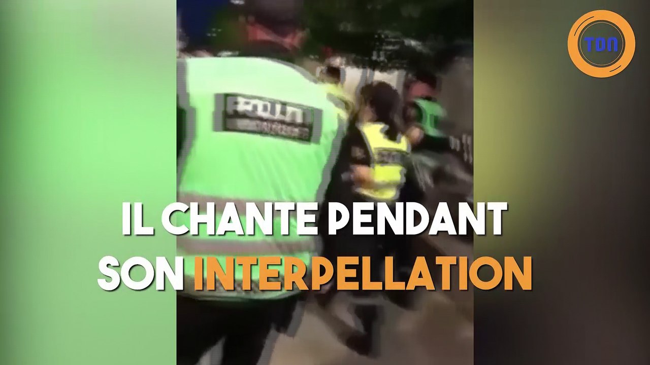 Interpellé par la police, il chante "I believe I can fly"