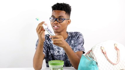 QU'EST CE QU'IL Y A DANS LE SAC DE MA SOEUR - #sakinafamily