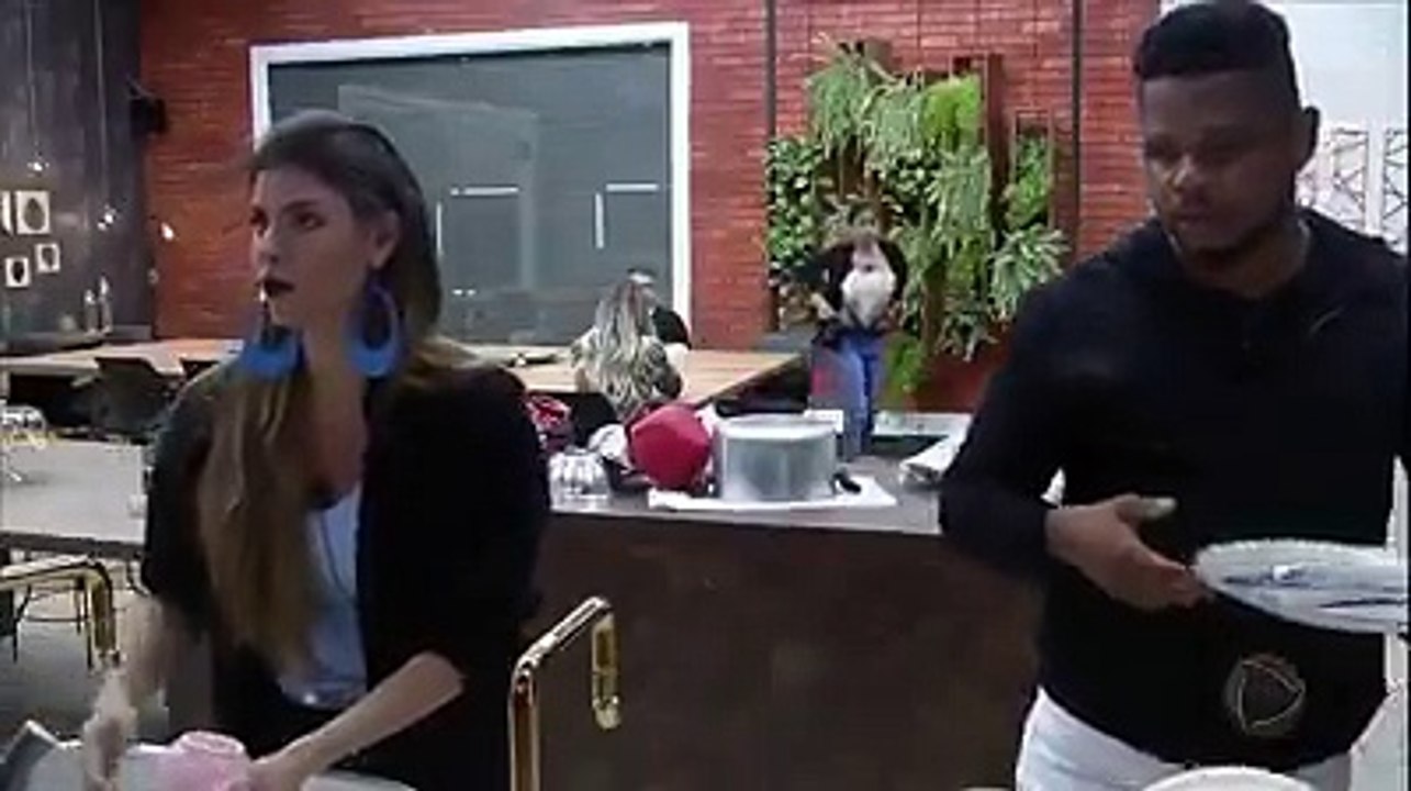 ALERTA TRETA! Thais foi questionada por Munik por conta de um comentário feito na noite da DR: "Que dia eu fui próxima de você? Nunca fui e nunca vou ser"  #Po