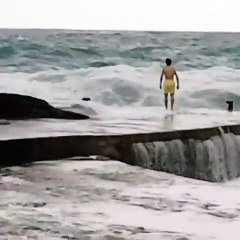 il se jette dans les vagues en pleine tempête et ressort indemne