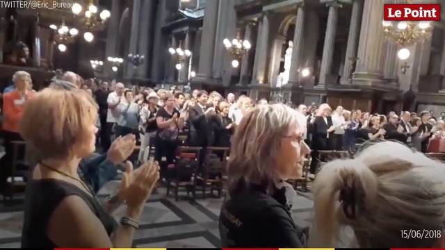 A la Madeleine, les fans chantent et pleurent Johnny pour ses 75 ans