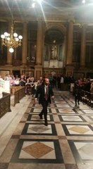 Une demande en mariage pendant l'hommage de Johnny Hallyday à la Madeleine !