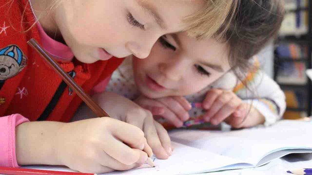 Never Compare Your Child: कभी न करें अपने बच्चों की तुलना, हो सकता है उन्हें Depression | Boldsky