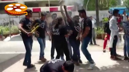 रेस ३ रिलीज़ फर्स्ट शो बाद - फैन्स  ने मचाई थिएटर के सामने धूम !