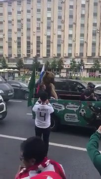 Voilà ce qu'on croise en russie pour le Mondial 2018 : un ours en voiture qui fait du vuvuzela