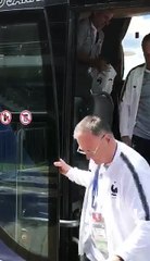 Les supporters français célèbrent les Bleus de retour de l'entraînement