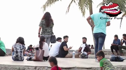 ये लड़का जगह-जगह छोड़ रहा है गंदी हवा, लोग हो रहे है हंस हंस के पागल !