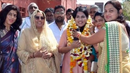 एसी खूबसूरत महिला MBBS है भारत की सबसे युवा सरपंच