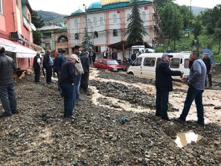 Gümüşhane'de 1 Saat Süren Sağanak Hayatı Felç Etti, Araçlar Hasar Gördü