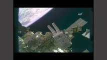 Astronautas instalam câmeras em estação espacial
