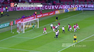 Meia do Inter celebra gol com máscara do Pantera Negra