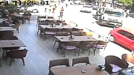 Aracın Arkasındaki Duygulandıran Yazı, Aracı Çekilmekten Kurtardı