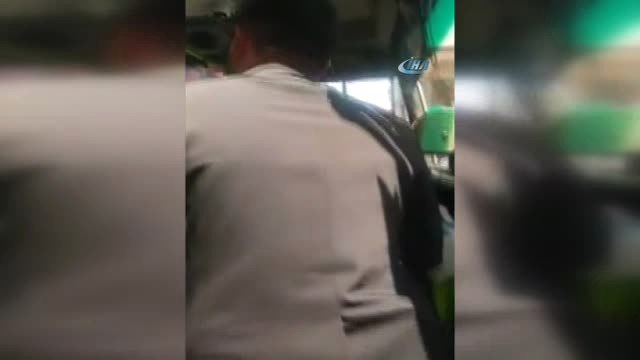 Polis, Halk Otobüsüne Binip Kolonya ile Tatlı İkram Etti