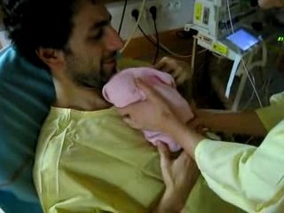 Prune et papa: 1er peau à peau