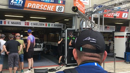 Le public visite les stands