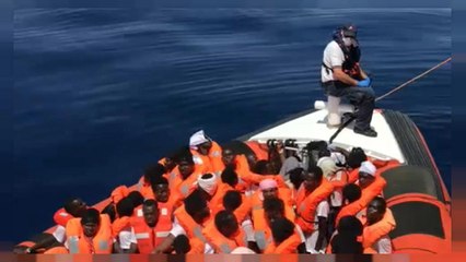 Migranti, braccio di ferro tra Merkel e Seehofer