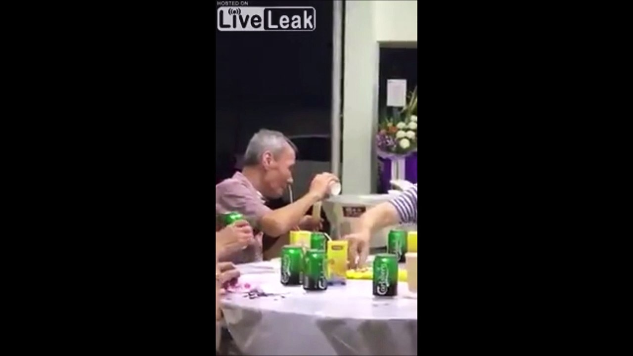Quand papy boit sa bière par le nez