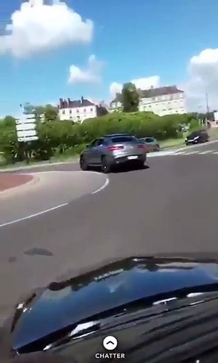 Un homme fait un peu trop le malin sur un rond-point avec sa grosse voiture