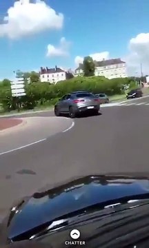 Un homme fait un peu trop le malin sur un rond-point avec sa grosse voiture