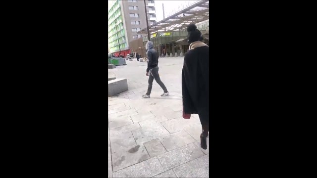 Un papa maîtrise un chien pour défendre son enfant... héroique