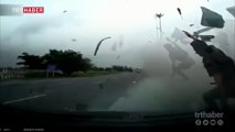 Emniyet kemeri takmayan tır sürücüsü camdan fırladı
