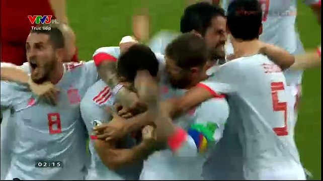 VÀO!!! Tận dụng pha bóng lộn xộn trong vùng cấm Bồ Đào Nha, Nacho Fernandez băng lên tung cú dứt điểm một chạm hoàn hảo từ ngoài vùng cấm. Bóng đi dội cột trước khi bay vào lưới, không có dù chỉ là một chút cơ hội dành cho thủ thành Rui Patricio.