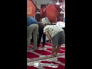 Babasıyla Beraber Camiye Gidip Bir Süre Sonra Canı Sıkılınca Ufak Bir Şaka Yapan Down Sendromlu Kardeşimiz