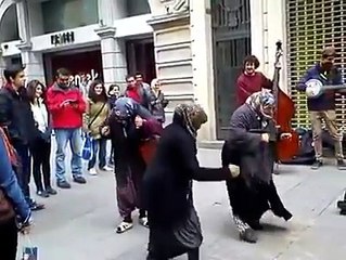 İstiklal'de mendilci teyzeler caz çalan orkestraya muhteşem danslarıyla eşlik ediyorlar!