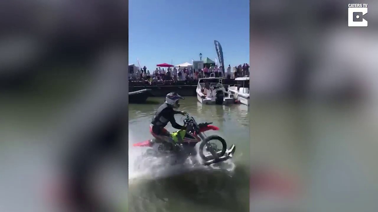 Ce biker traverse une rivière à moto... Classe