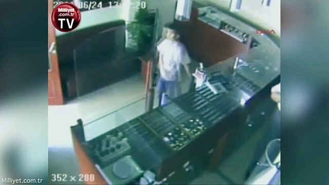 Un ado neutralise un braqueur en faisant une prise d'arts martiaux!