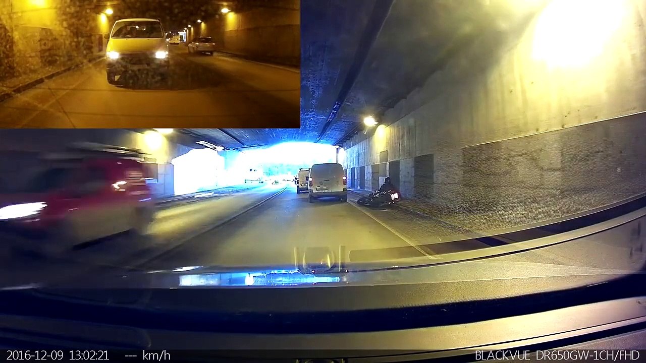 Un conducteur renverse volontairement un motard qui le double par la droite