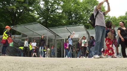 La Torre Eiffel desvela su nuevo muro de cristal contra ataques