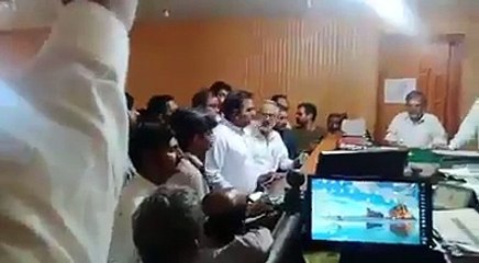 فواد چوہدری دعائے قنوت نہ سنا سکا۔پھر درود شریف پوچھا گیا تو بولا مجھے نہیں آتا