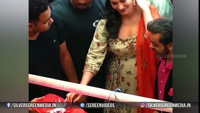 Shruthi Hassan Dress Slips In Public _ Shruti Haasan Adjusting her Dress_HIGH