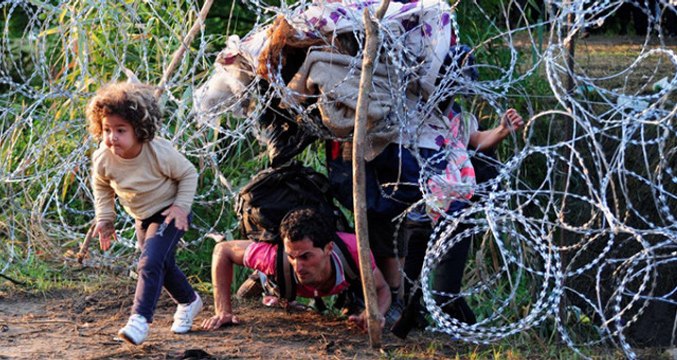 Fransa Polisi, Göçmen Çocukların Ayakkabılarını Parçalayıp İtalya'ya Gönderiyor