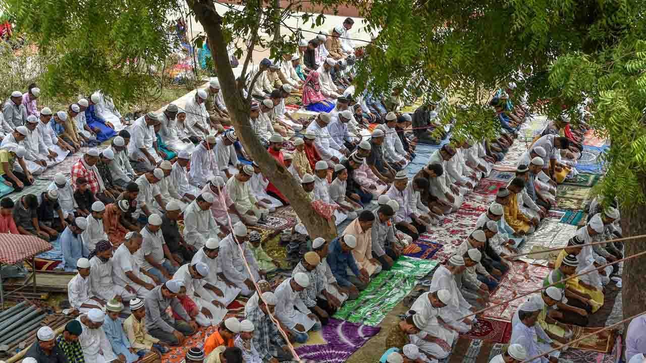 Muslims celebrate Eid-ul-Fitr across India, culmination the holy month of Ramadan | Oneindia News