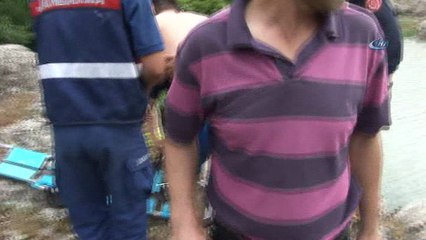 Boğulma tehlikesi geçiren gence sarp kayalıklarda nefes kesen kurtarma